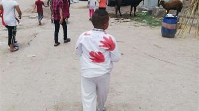 الشوارع تمتلئ بالدماء.. المواطنون يضربون بعقوبات الحكومة عرض الحائط (صور)