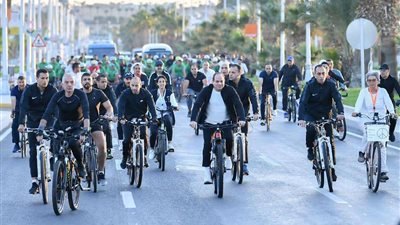 السيسي يقود ماراثون دراجات فجرًا بشرم الشيخ لتفقد المناطق الصديقة للبيئة