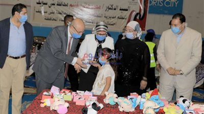 بالصور.. محافظ بني سويف وقرينته يتناولان الإفطار مع أبناء الشهداء في أول أيام العيد