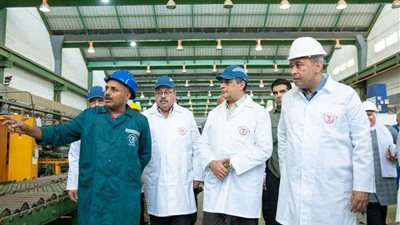 وزير الدولة للإنتاج الحربي يتابع سير العملية الإنتاجية في حلوان للصناعات الهندسية