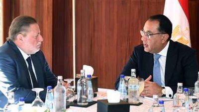 مدبولي يلتقي محافظ البنك المركزي لمناقشة موقف توفير التمويل لشراء السلع الأساسية