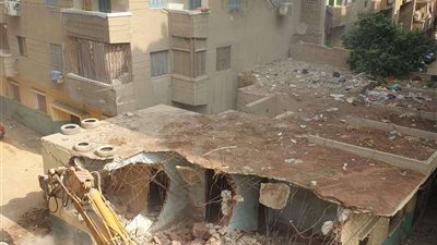 الجيزة تزيل منشأة متعدية على خط التنظيم منذ سنوات بالعمرانية