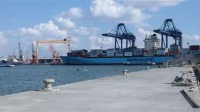 سفينة بيئية تضم معملا لإعادة تدوير البلاستيك تستقر بالإسكندرية