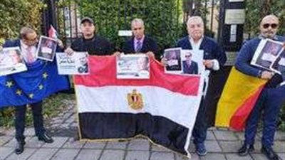 أمام سفارات مصر ببروكسيل.. وقفة احتجاجية للمصريين تضامنا مع النائب عمرو درويش