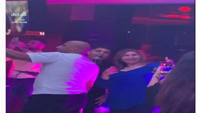 متجاهل قرارات الحكومة.. شاهد عمر كمال في أحد السهرات (فيديو)