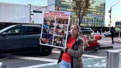 من أمام الأمم المتحدة .. وقفة تضامنية مع النائب عمرو درويش ضد ادعاءات شقيقة علاء عبدالفتاح