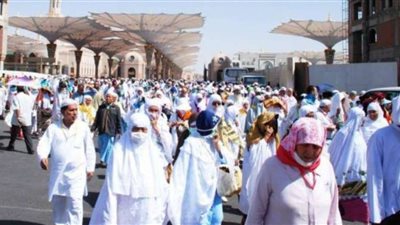 بدموع منهمرة.. إندونيسية تعبر عن سعادتها بأداء مناسك الحج