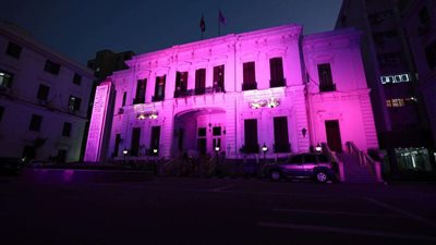 «الصحة» تضيء الديوان العام باللون الأرجواني احتفالا باليوم العالمي للطفل المبتسر