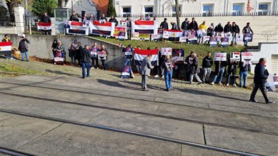 وقفة تضامنية مع النائب عمرو درويش في لندن والمشاركون يهتفون للرئيس السيسي