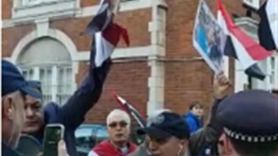 وقفة تضامنية مع النائب عمرو درويش في اليونان والمشاركون يهتفون للرئيس السيسي