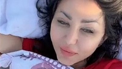 شاهد.. المخرجة السورية لورين عيسى نائمة فوق جبل أمام المسجد الحرام في مكة