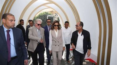 قبل افتتاحه بساعات.. وزيرة الثقافة وحسين فهمي يتفقدان التجهيزات النهائية لمهرجان القاهرة السينمائي