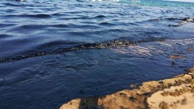 ظهور بقعة زيت مجهولة المصدر على أحد شواطئ رأس غارب