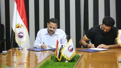 توقع عقود تدريب فريق نادي