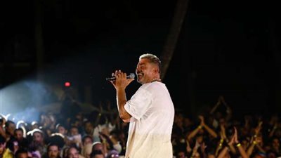 الفستان اتقطع.. فيديو صادم لـ عمرو دياب مع فتاة في فرح