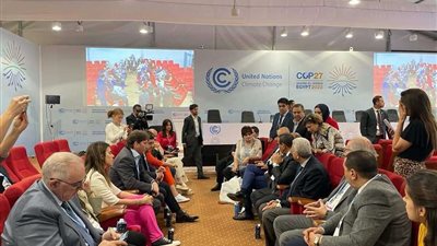 «آمنة» يلتقي وفدًا من الوزراء المعنيين بملفات الزراعة والبيئة والطاقة ومحافظين الشمال الأرجنتيني