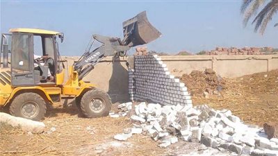 إزالة 7 حالات تعد في المهد على الأراضي زراعية بمركز الفشن