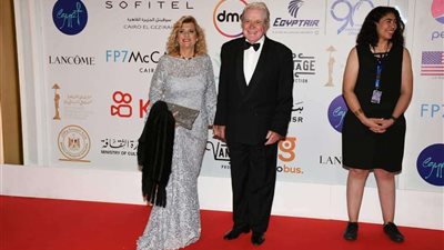 حسين فهمي يحرج بوسي شلبي في افتتاح مهرجان القاهرة السينمائي