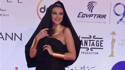 شاهد .. أغرب إطلالة على السجادة الحمراء بمهرجان القاهرة السينمائي