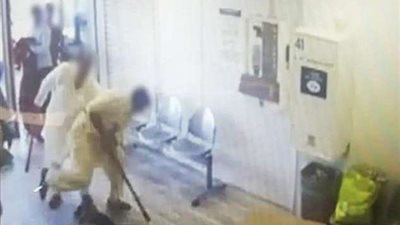 بالصور.. 4 أشخاص يعتدون على أخر حتى فقد الوعي بسبب كمامة