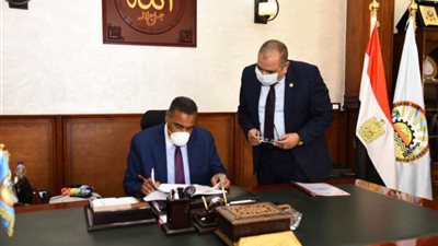 محافظ مطروح يهنئ أوائل الثانوية العامة بالمحافظة