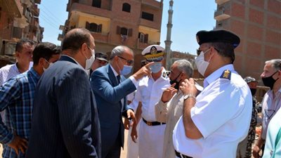 محافظ القليوبية يشهد إزالة مبنى مخالف بدون ترخيص في بنها