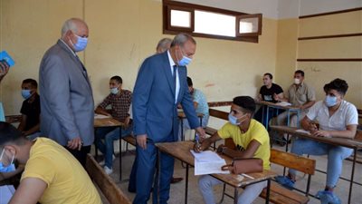 محافظ القليوبية يتفقد لجان امتحانات الثانوية الفنية في بنها
