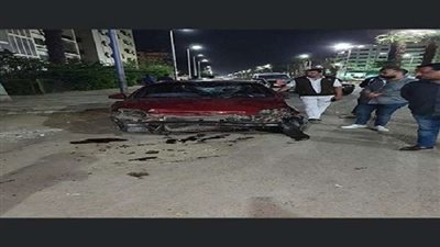 سيارة تدهس 3 أشخاص على الرصيف بالبحيرة