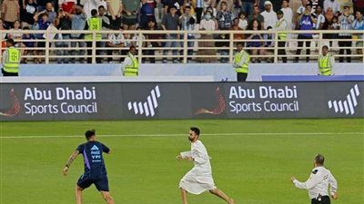 مشجع إماراتي يقتحم مران التانجو لالتقاط صورة مع ميسي