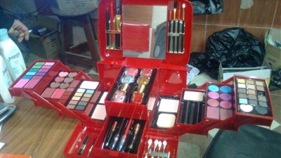 ديلي ميل: صناديق المكياج تحتوي على مواد كيميائية قد تسبب أورام الرحم