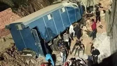 لم يلتفت لإصابته.. كيف منع ضابط بطل هروب 24 سجينا في حادث سيارة ترحيلات محور 26 يوليو