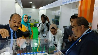محمود محى الدين يتفقد جناح جامعة القاهرة بالمنطقة الخضراء على هامش cop27