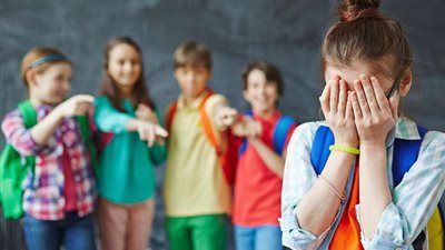 8 طرق تحمي طفلك من التنمر.. تعرف عليها