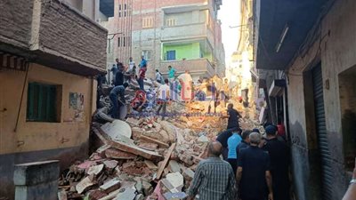 انتشال جثة سيدة وطفل من أسفل انقاض العقار المنهار بالمحلة