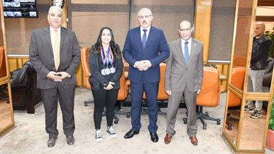 ناصر مندور يكرم طلاب جامعة قناة السويس لفوزهم بميداليات وبطولات دولية