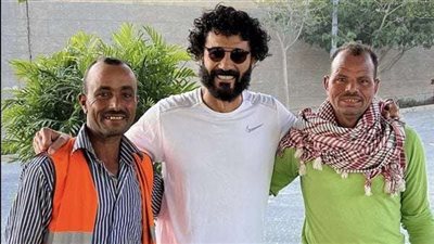 في لفتة إنسانية.. خالد النبوي يلتقط صور تذكارية مع عمال في الشارع