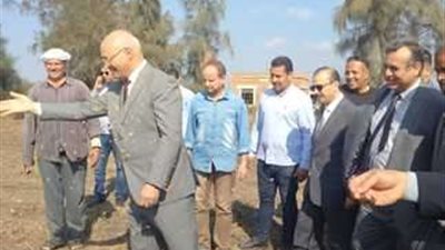 رئيس جامعة بنها يشارك عمال مشتهر فى نثر تقاوى القمح لــ 60 فدان