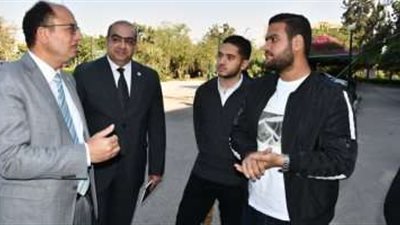 رئيس جامعة حلوان يطالب بتحويل السيارات للعمل بالكهرباء حفاظاً على البيئة