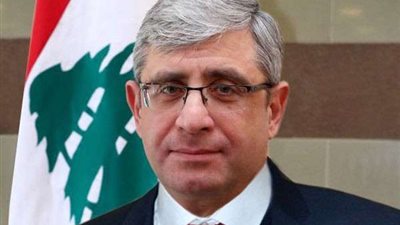 لهذا السبب.. لبنانيون يطاردون وزير التعليم بـ المقشات والعصى (فيديو)