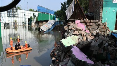 بعد تحطم الطائرة .. كارثة أخرى تتسبب في مصرع 15 وغرق أكثر من 20 منزلا بالهند