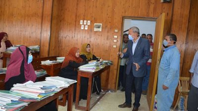 محافظ القليوبية يتابع طلبات تصالح مخالفات البناء بكفر شكر