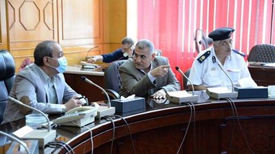 رئيس مركز بحوث الصحراء يتابع حالة الزراعات بمحطة القنطرة شرق