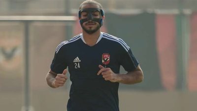 محمد عبدالمنعم يرتدي 