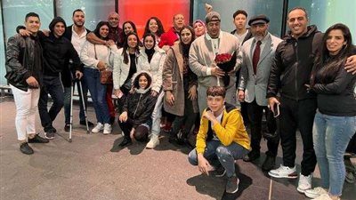 الأهالي يستقبلون أبطال العالم لكمال الأجسام في مطار القاهرة بالورود