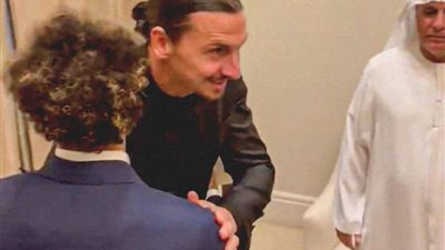 شاهد .. محمد صلاح يعانق إبراهيموفيتش بحفل جلوب سوكر