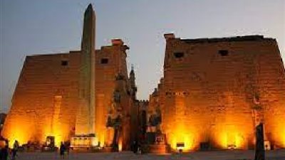 رئيس مدينة الأقصر  يعقد يوم للمواطنين للاستماع إلى شكواهم والعمل على حلها