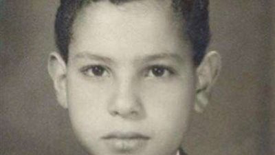 أصبح أشهر نجوم الفن في العالم العربي.. خمنوا من هذا الطفل!