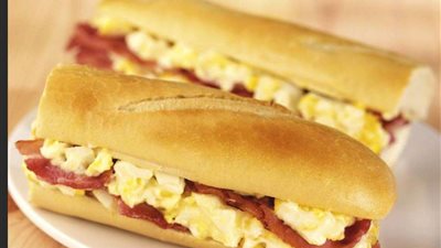 طريقة عمل البيض بالبسطرمة.. فطار يوم الجمعة