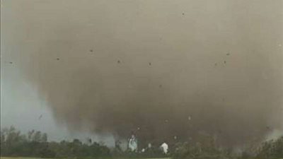 بالفيديو| ليست حرائق فقط.. إعصار يضرب كندا ومصرع شخصين