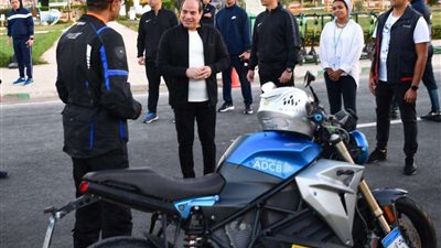 السيسي يتفقد عدد من الطرق والمحاور في القاهرة